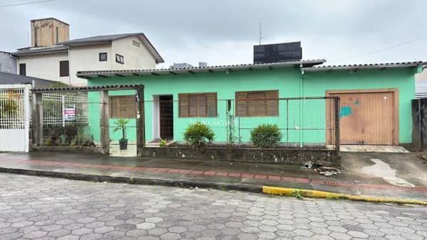Casa de Alvenaria á venda, Localizada no centro de Araranguá