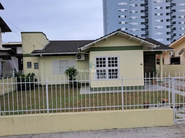 Casa de Alvenaria a venda com uma Área construída,com mais de 383,42m2.