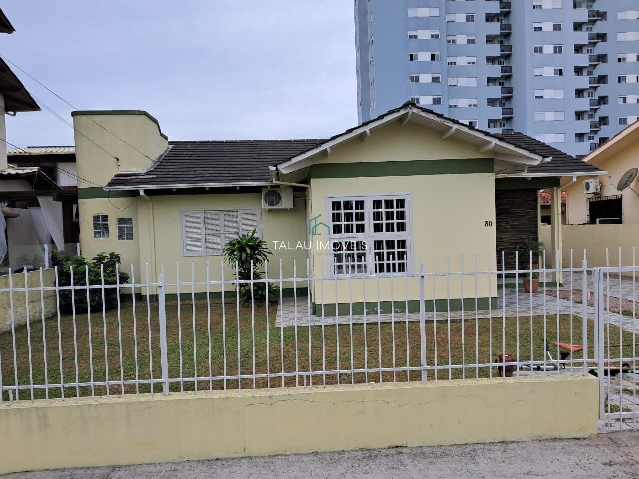 Casa de Alvenaria a venda com uma Área construída,com mais de 383,42m2.