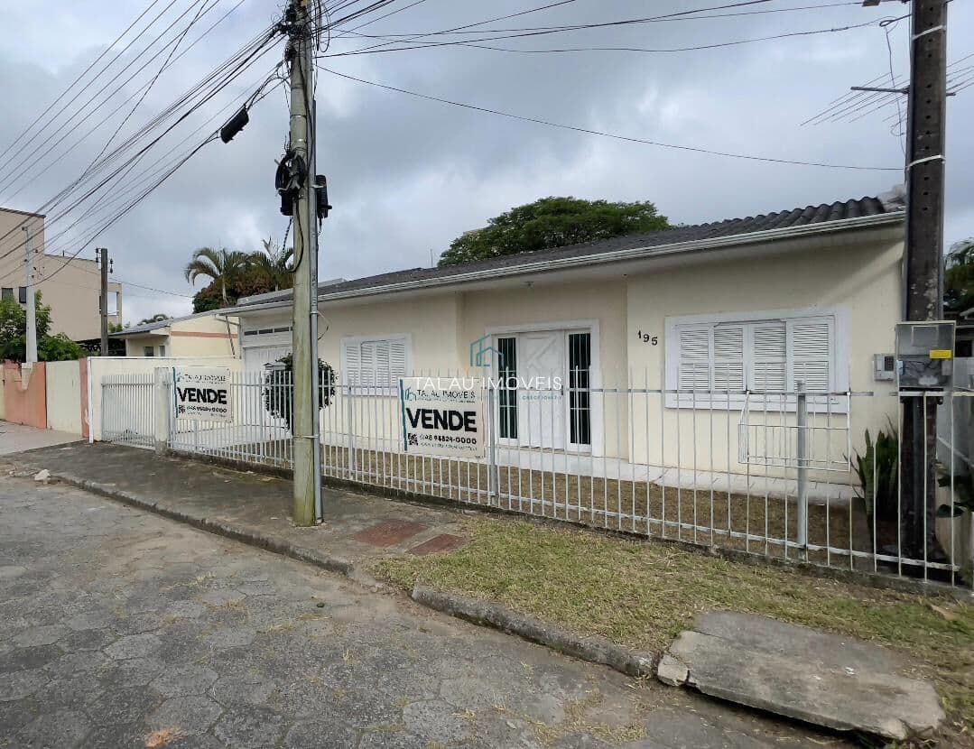 Casa de Alvenaria á Venda, Localizada no Bairro Jardim das Avenidas