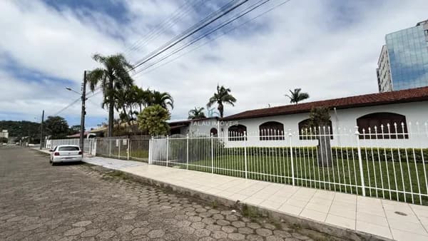 Excelente casa a venda, com uma localização super privilegiada.