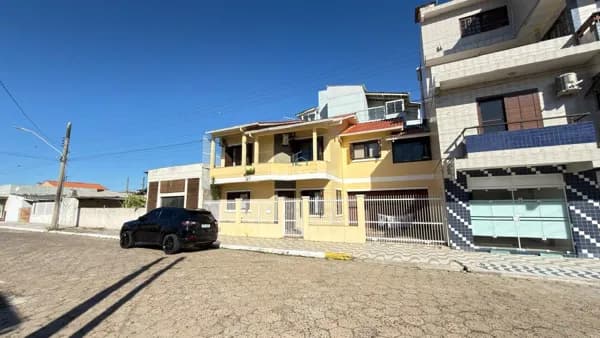 Casa super bem localizada a uma quadra do mar
