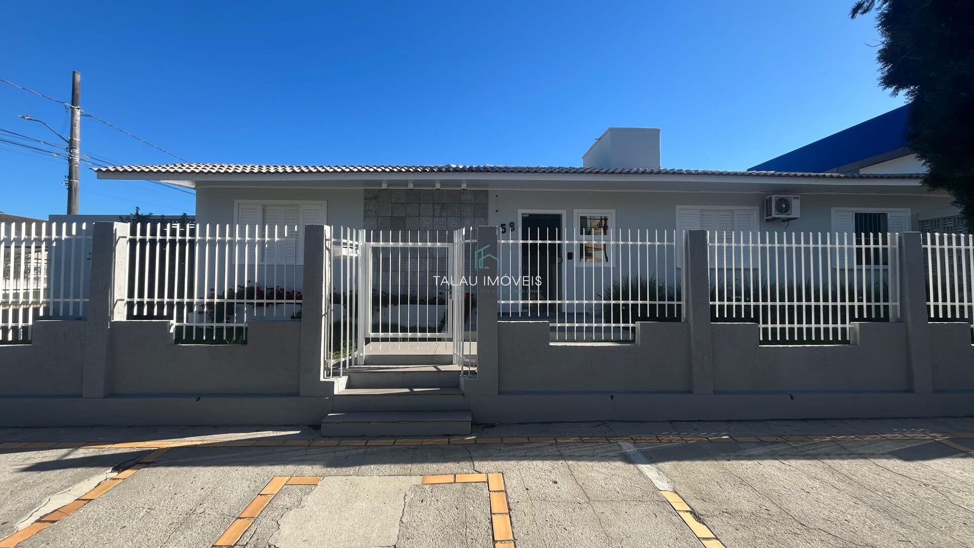 Casa Alto padrão com sala comercial ,Localizada na Urussanguinha em Araranguá.