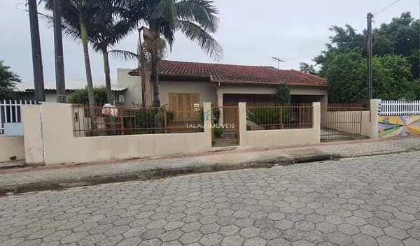 Casa de Alvenaria, Localizada no Bairro Urussanguinha.