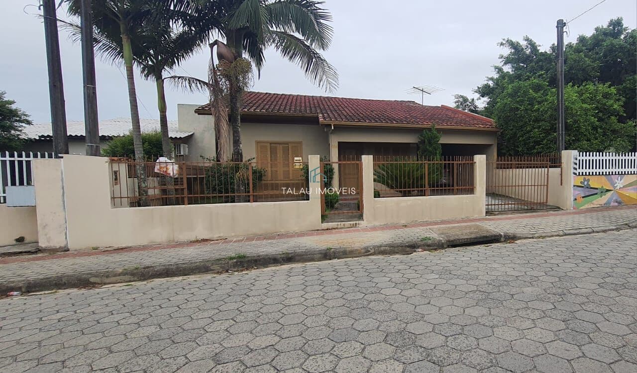 Casa de Alvenaria, Localizada no Bairro Urussanguinha.