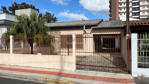 Casa de Alvenaria, Localizado no Centro