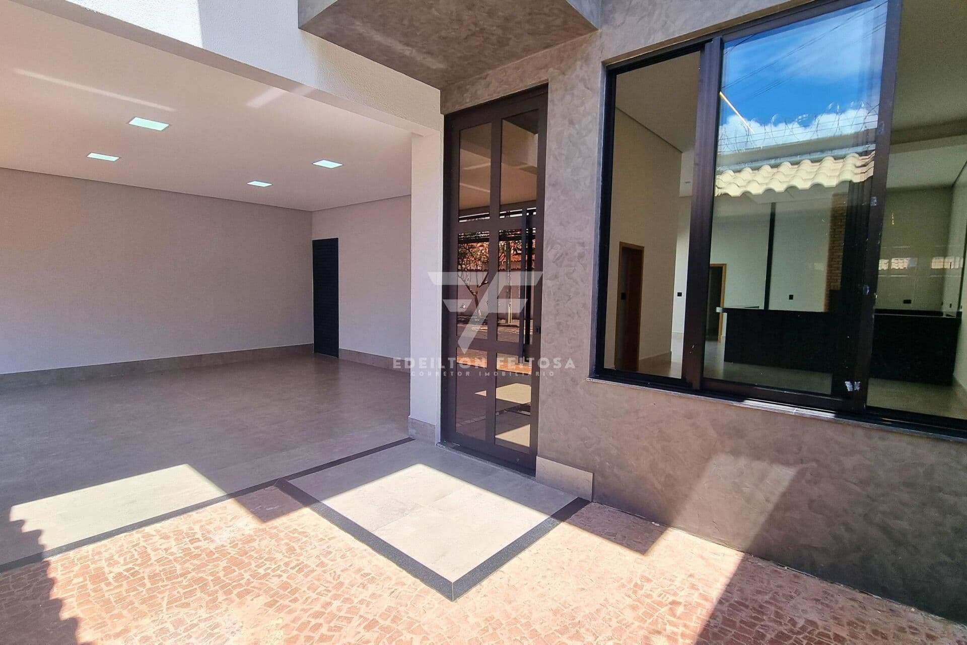 Casa com Pé Direito Duplo à Venda – 3 Suítes, 4 Banheiros, 2 Vagas – Jardim Patrícia – Nova, Moderna e Nunca Habitada