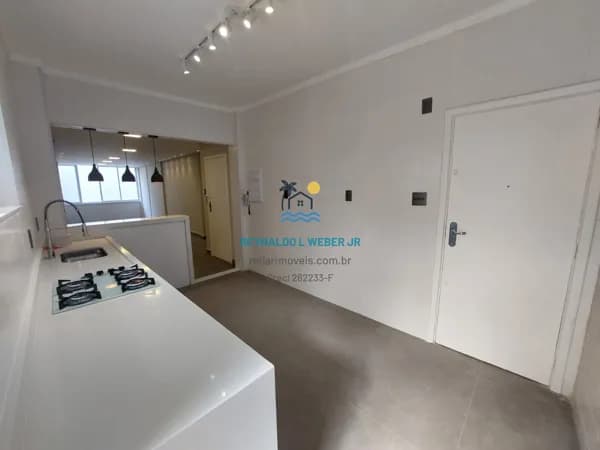 Apartamento reformado, andar alto, frente ao mar
