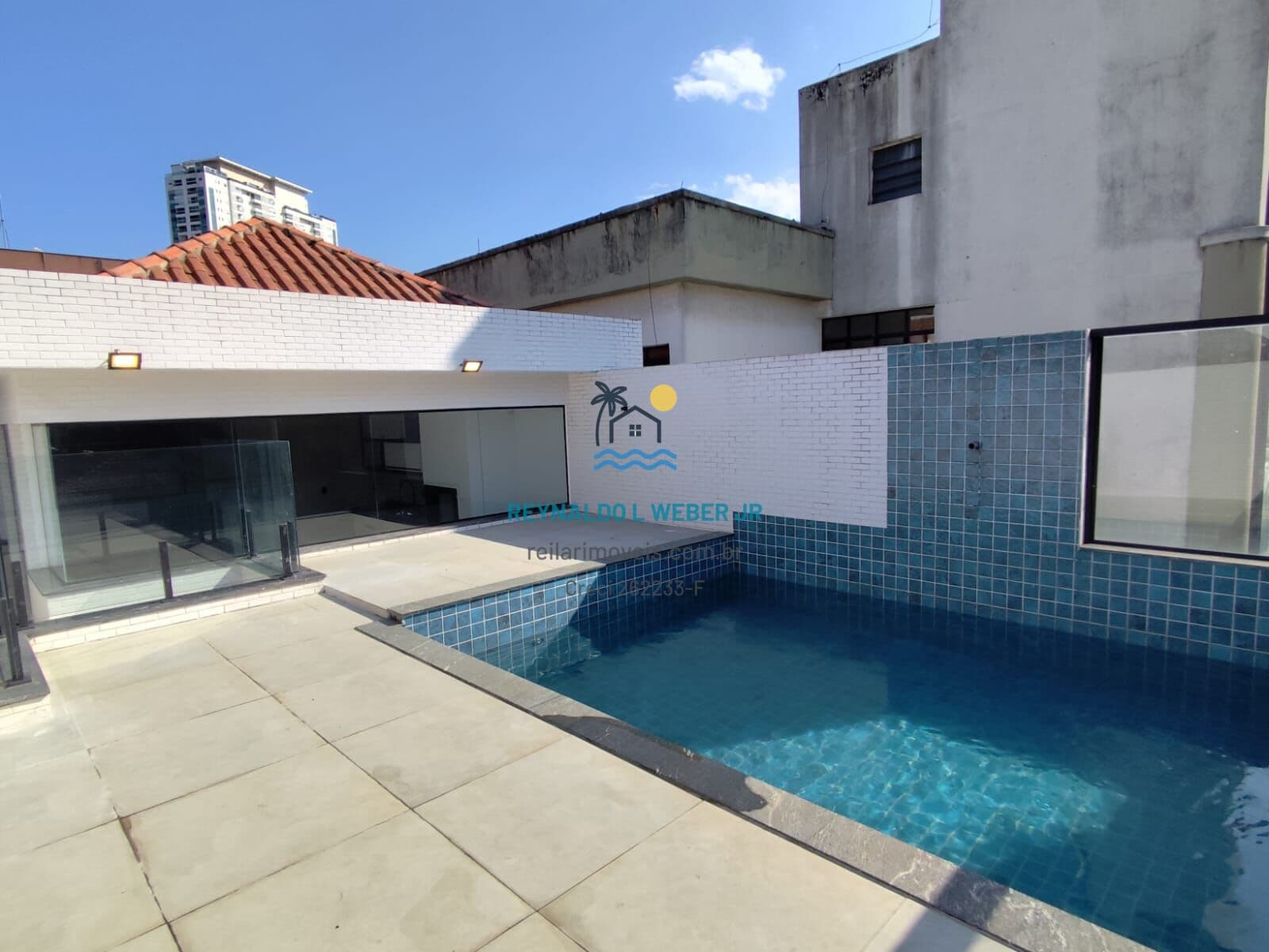 Casa Sobreposta alta com 4 suítes, piscina e espaço gourmet