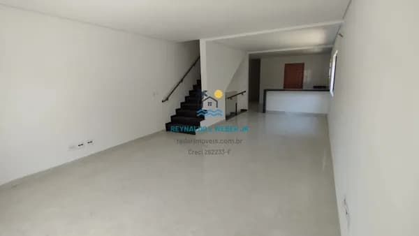 Casa Sobreposta alta com 3 suíte, piscina e espaço gourmet no Embaré