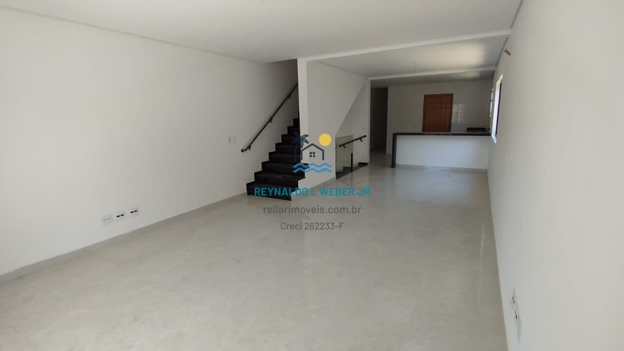 Casa Sobreposta alta com 3 suíte, piscina e espaço gourmet no Embaré