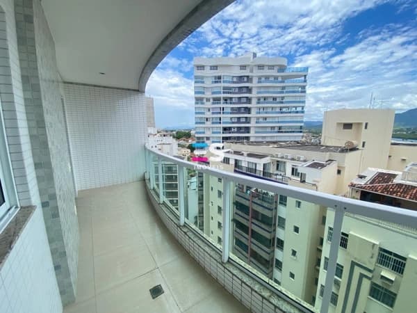 Apartamento à venda no Centro de Guarapari com 2 suites e duas vagas de garagem