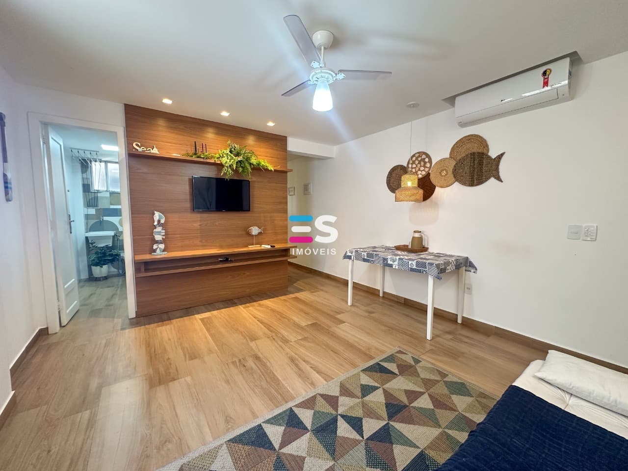 CENTRO DE GUARAPARI - APARTAMENTO DE 1 QUARTO E SALA, REFORMADO E MOBILIADO, LOCALIZADO DE FRENTE PARA A PRINCIPAL RUA E PRÓXIMO DA PRAIA