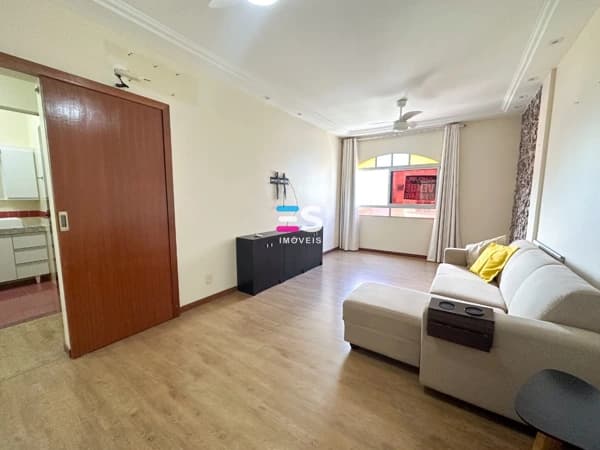 Apartamento de 2 quartos à venda no Centro de Guarapari frente para rua, sol da manhã.