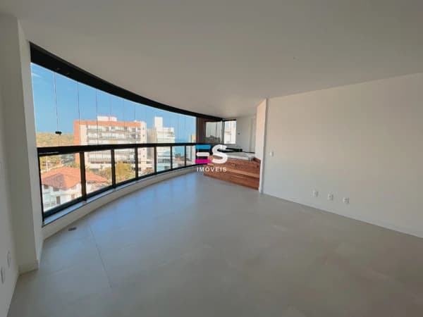 Apartamento de 3 suítes na Praia da Bacutia