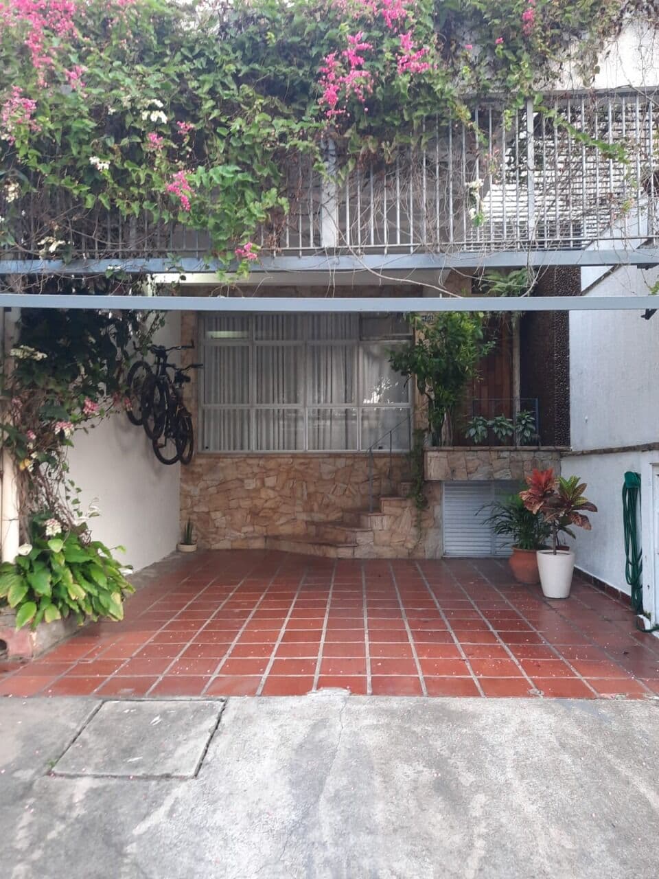 Casa Charmosa no Brooklin com Excelente Iluminação Natural.