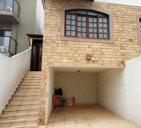 Casa ampla com 2 suítes, varanda e espaço versátil no quintal!