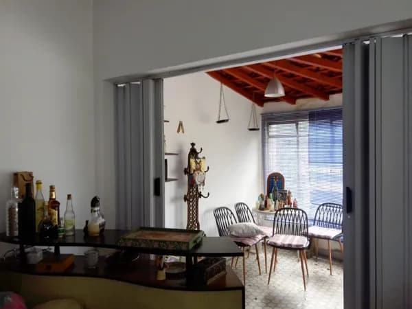 CASA ESPAÇOSA E AREJADA A POUCOS METROS DO METRÔ PRAÇA DA ÁRVORE.