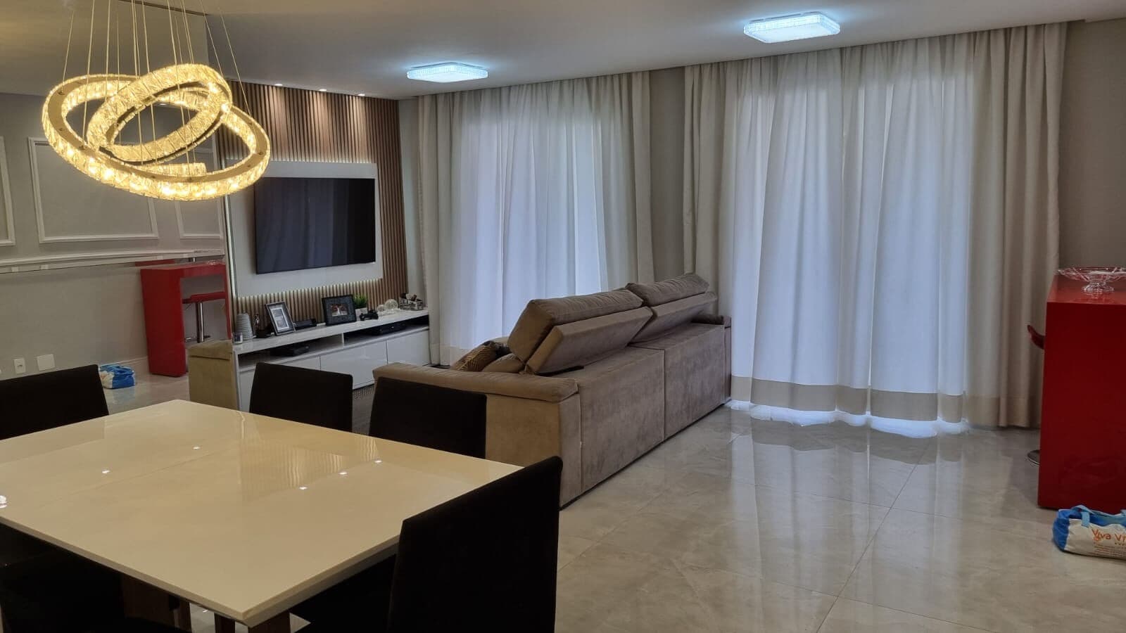 Apartamento mobiliado com 3 suítes, totalmente reformado e pronto para morar!