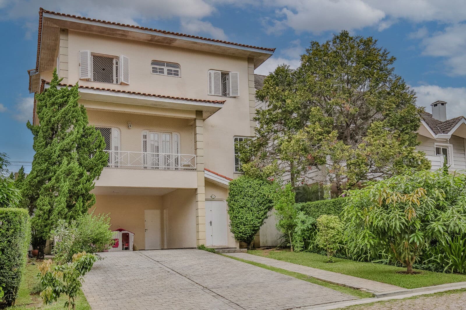Casa sofisticada com 5 quartos, piscina privativa e sótão versátil!