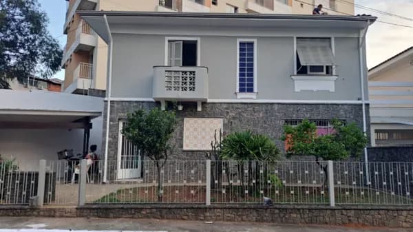 SOBRADO ESPAÇOSO EM LOCALIZAÇÃO PRIVILEGIADA NA SAÚDE.