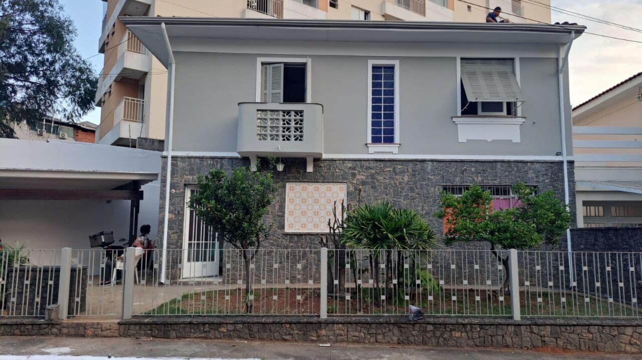 SOBRADO ESPAÇOSO EM LOCALIZAÇÃO PRIVILEGIADA NA SAÚDE.