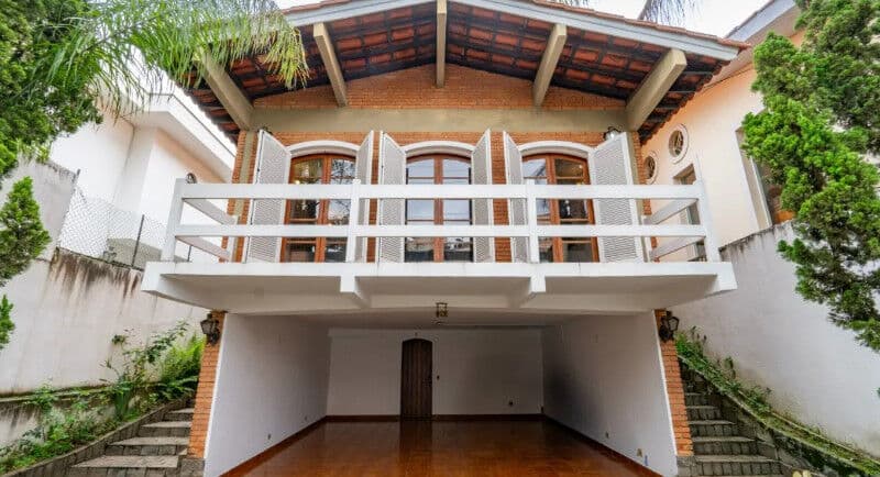 Casa espaçosa com 2 suítes, churrasqueira e 4 vagas, conforto completo para sua família!