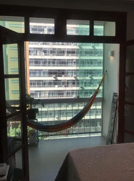 Apartamento Reformado com 2 Dormitórios, Varanda e Vaga na Bela Vista.