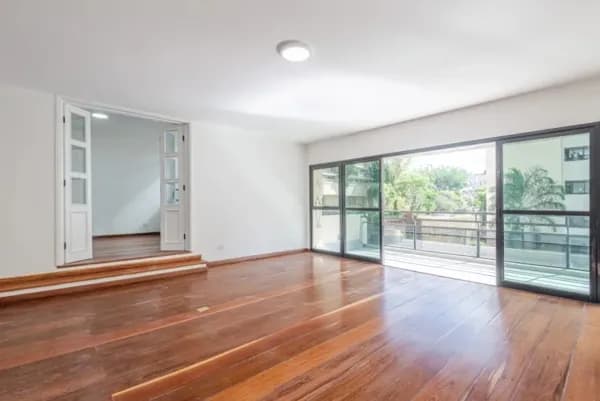 Oportunidade rara no Real Parque: 240m² em rua tranquila e arborizada.