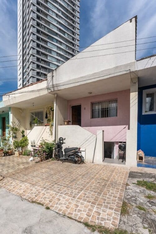 Casa versátil na Vila Pompéia, com quintal e excelente localização.