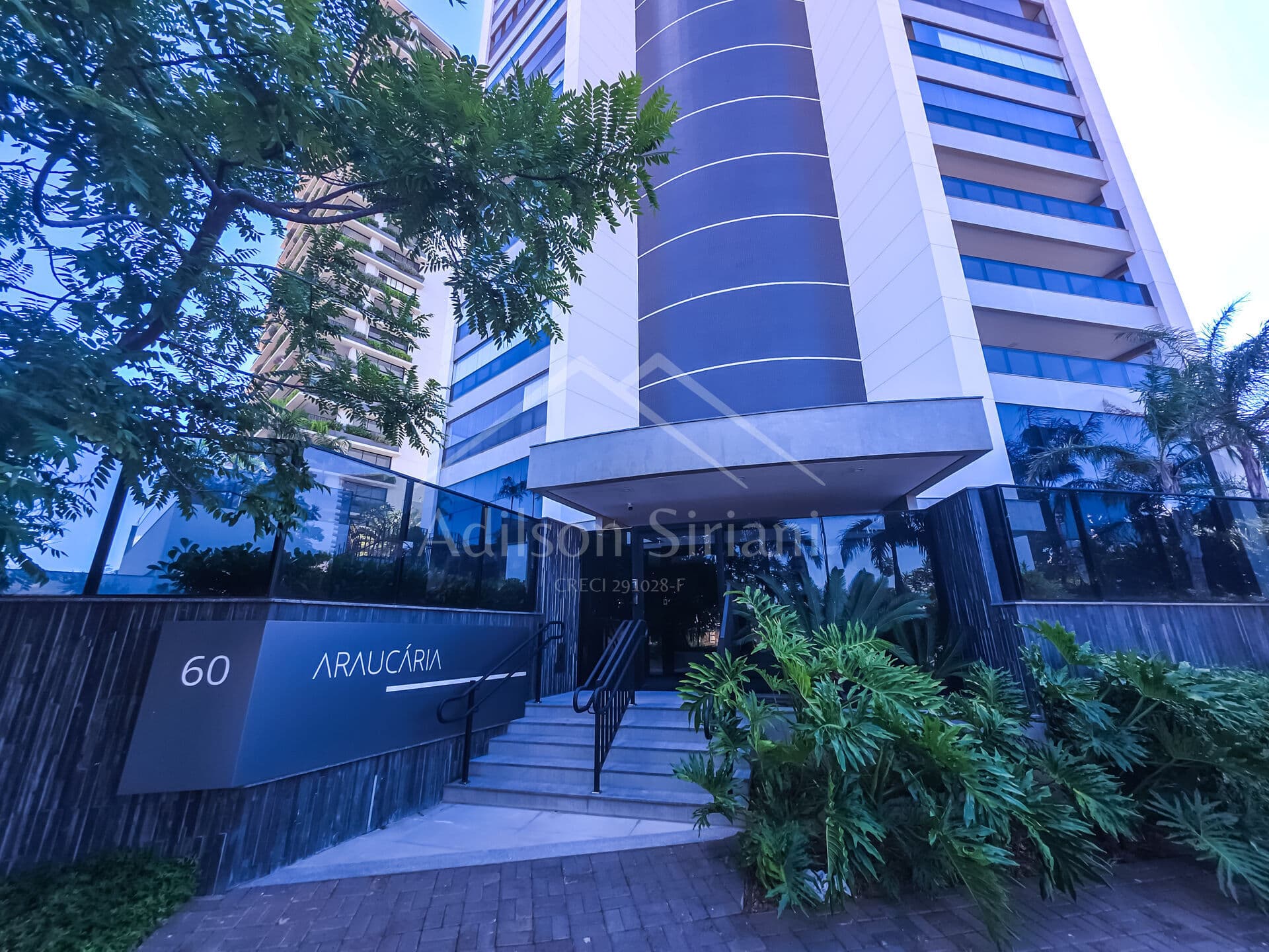 Aluga-se apartamento no Edifício Araucária
