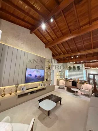 Casa com jardim no condomínio Santa Olívia
