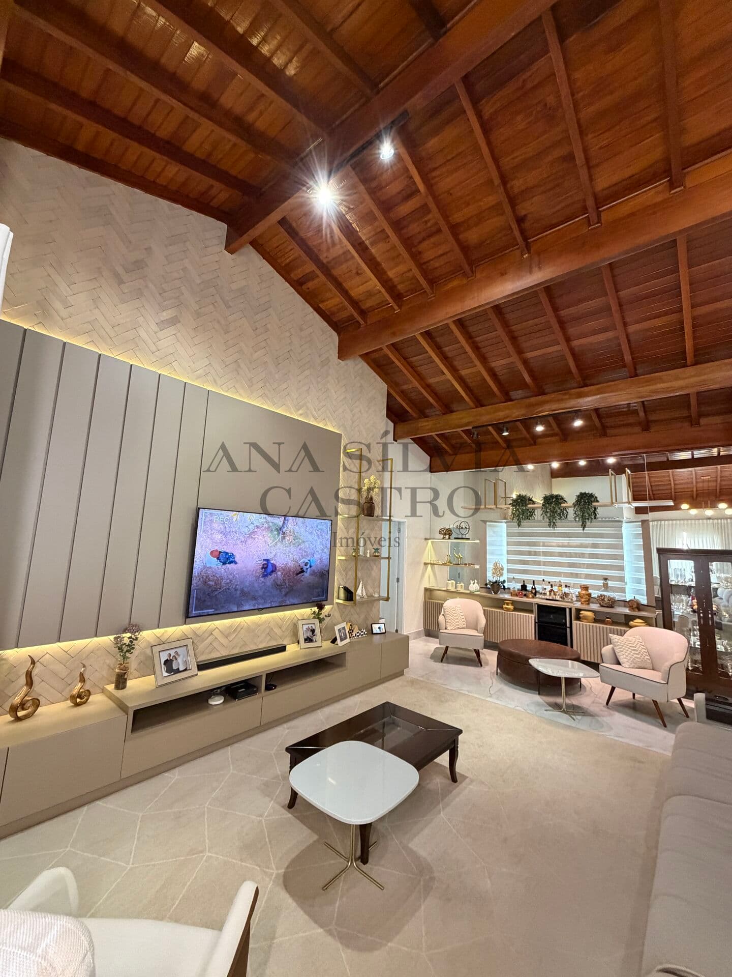 Casa com jardim no condomínio Santa Olívia