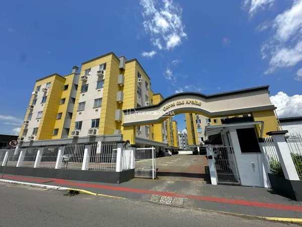 Apartamento com 2 dormitórios, vaga de garagem privativa, sacada e elevador em Areias