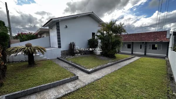 Casa à Venda de 3 Dormitórios e Pátio Amplo com 360m² na Serraria