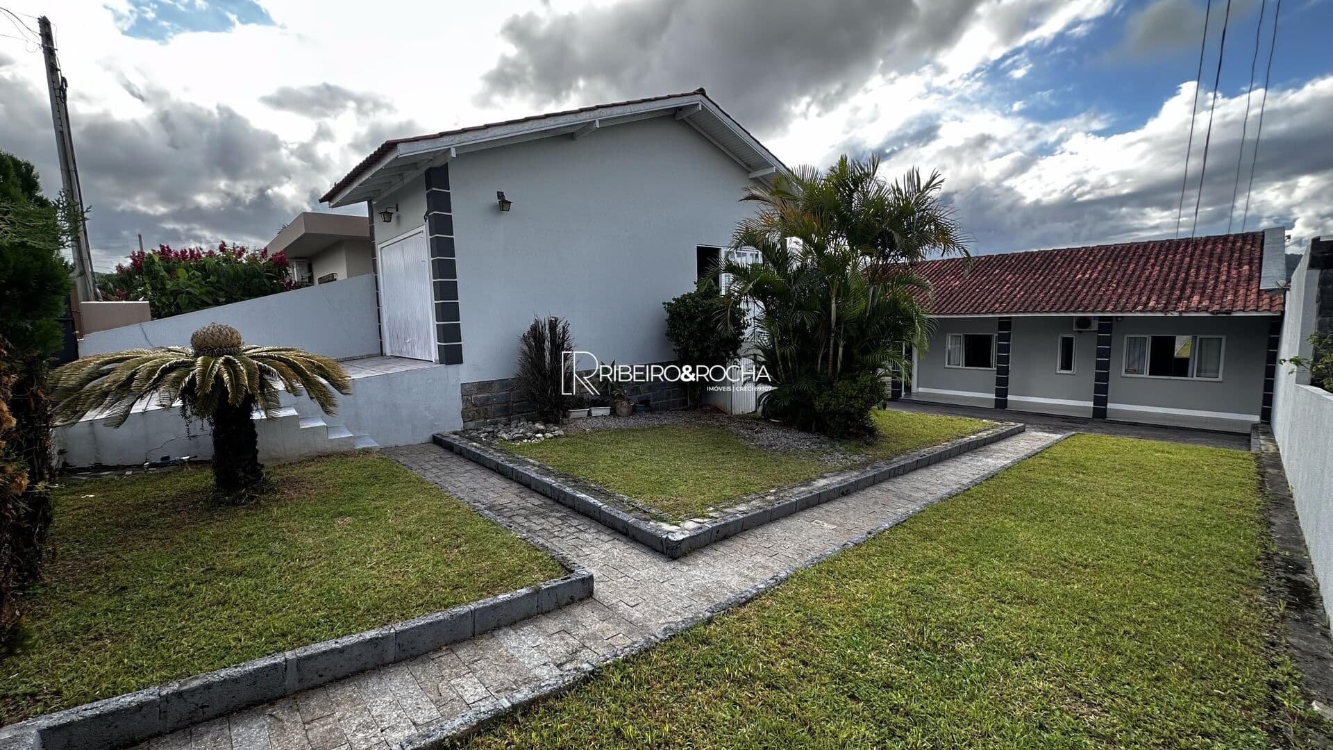 Casa à Venda de 3 Dormitórios e Pátio Amplo com 360m² na Serraria
