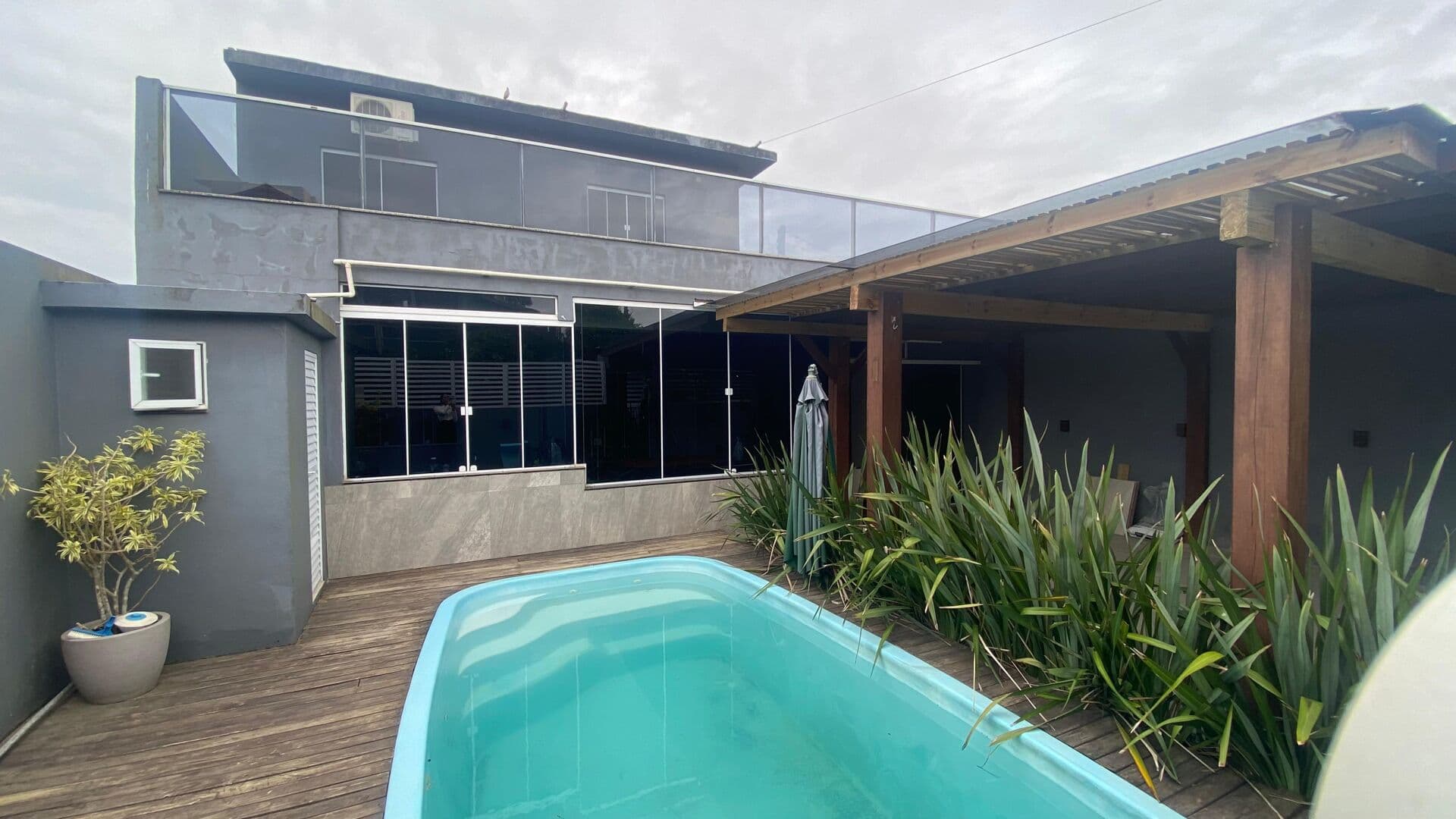 Casa com 4 Dormitórios (1 Suíte) com Piscina a 700m da Praia