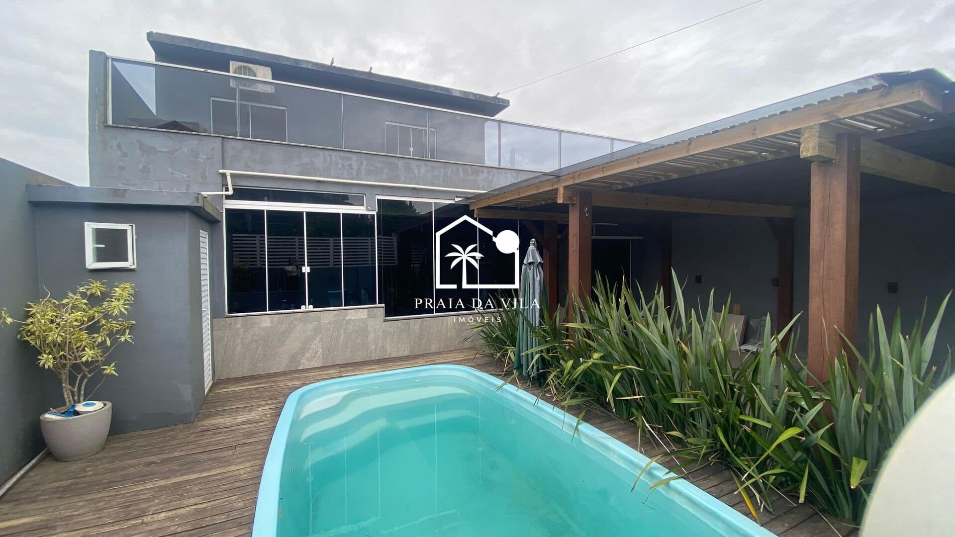 Casa com 4 Dormitórios (1 Suíte) com Piscina a 700m da Praia