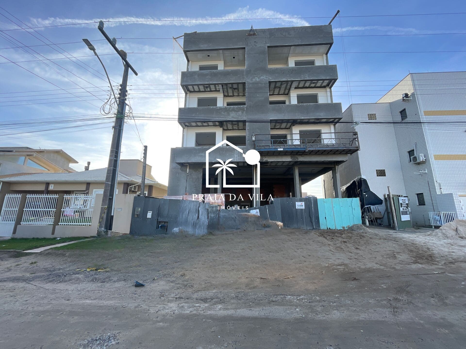 Edifício Franquilim Theodoro | Apartamento 2 Dormitórios no Centro — Próximo à Praia e ao Comércio
