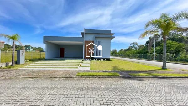 Casa de Alto Padrão em Condomínio Fechado com Acesso Exclusivo à Lagoa de Ibiraquera
