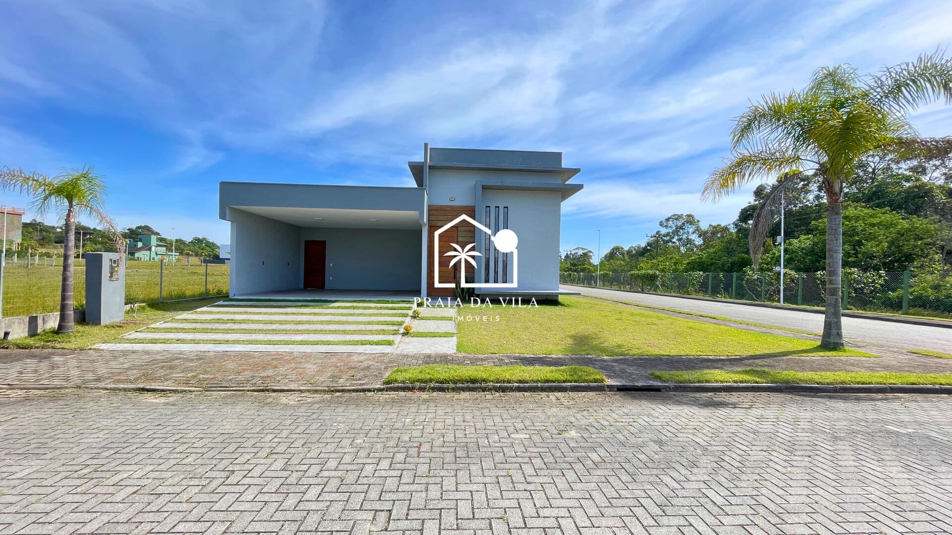 Casa de Alto Padrão em Condomínio Fechado com Acesso Exclusivo à Lagoa de Ibiraquera
