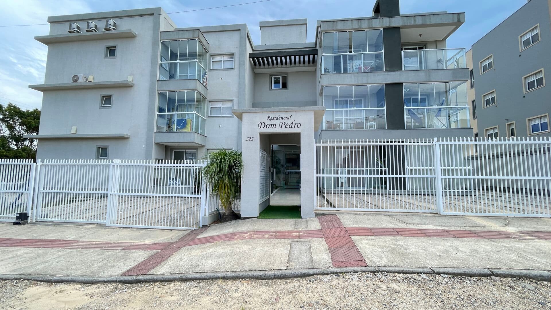 Apartamento com 2 dormitórios, sendo 1 suíte, no bairro Village
