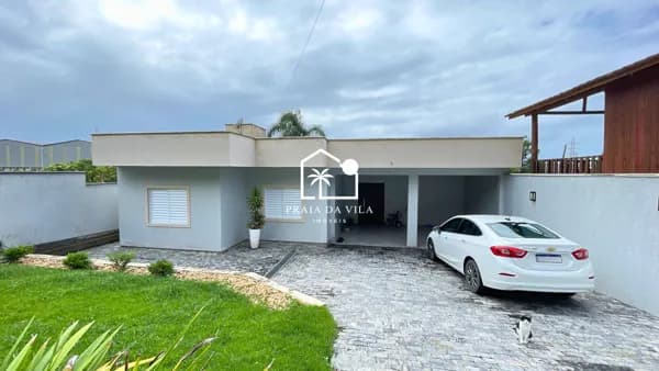 Casa com Amplo Espaço de Pátio e 2 Dormitórios (1 Suíte)