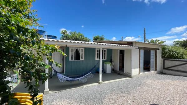 Casa 2 dormitórios a poucos passos da Lagoa do Quintino
