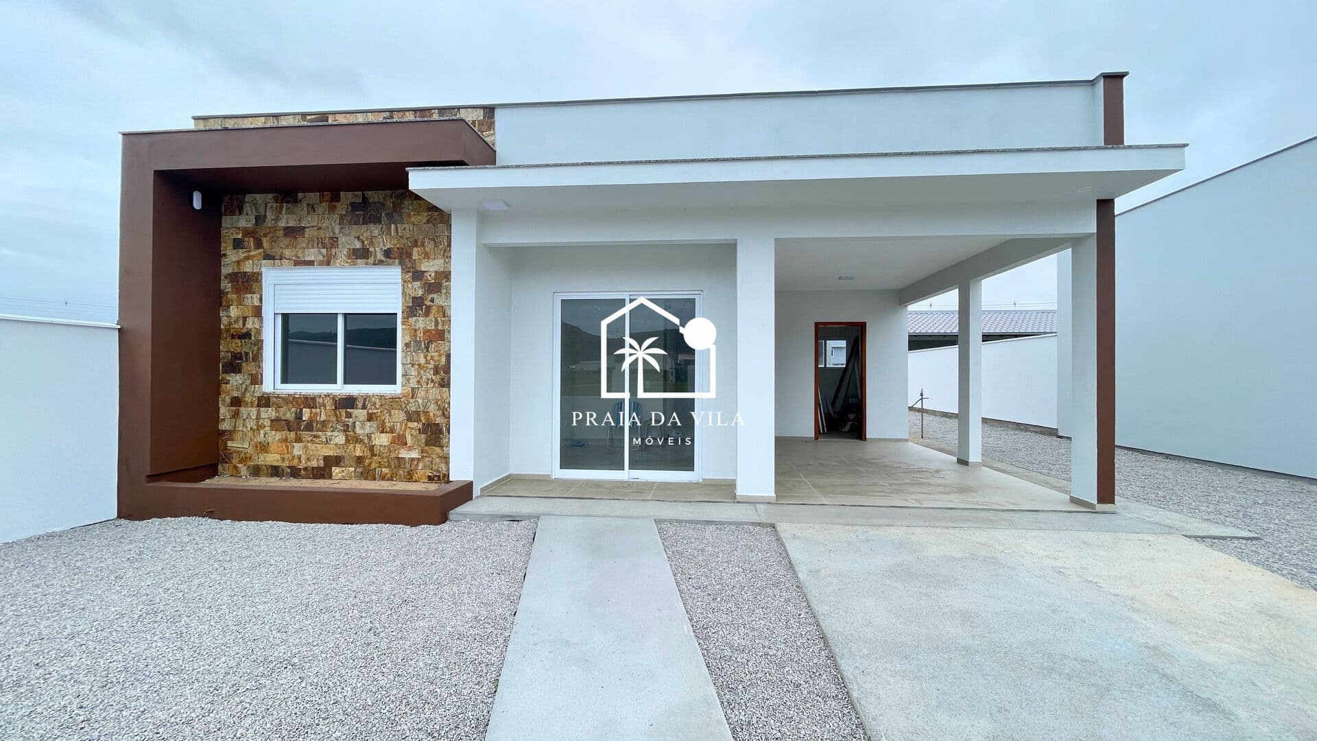 Casa à Venda em Loteamento Planejado com Amplo Pátio Privativo em Imbituba/SC