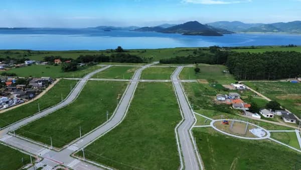 Terreno em Loteamento Planejado Próximo à Lagoa