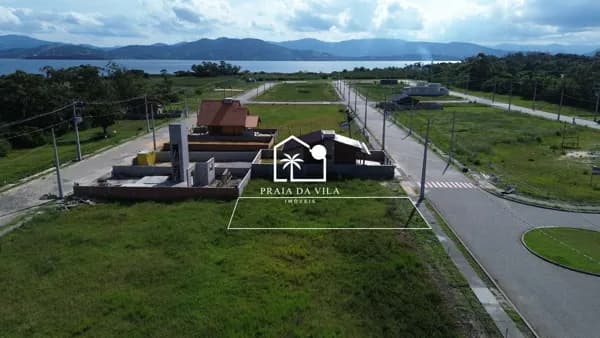 Terreno em Loteamento Planejado Próximo à Lagoa
