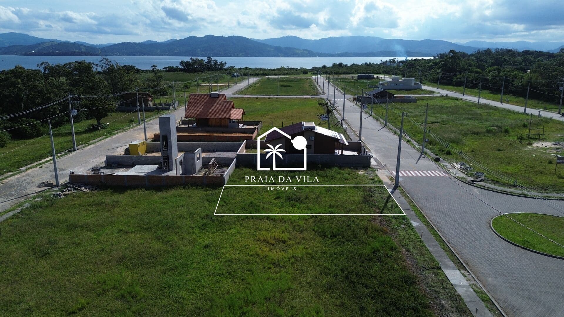 Terreno em Loteamento Planejado Próximo à Lagoa