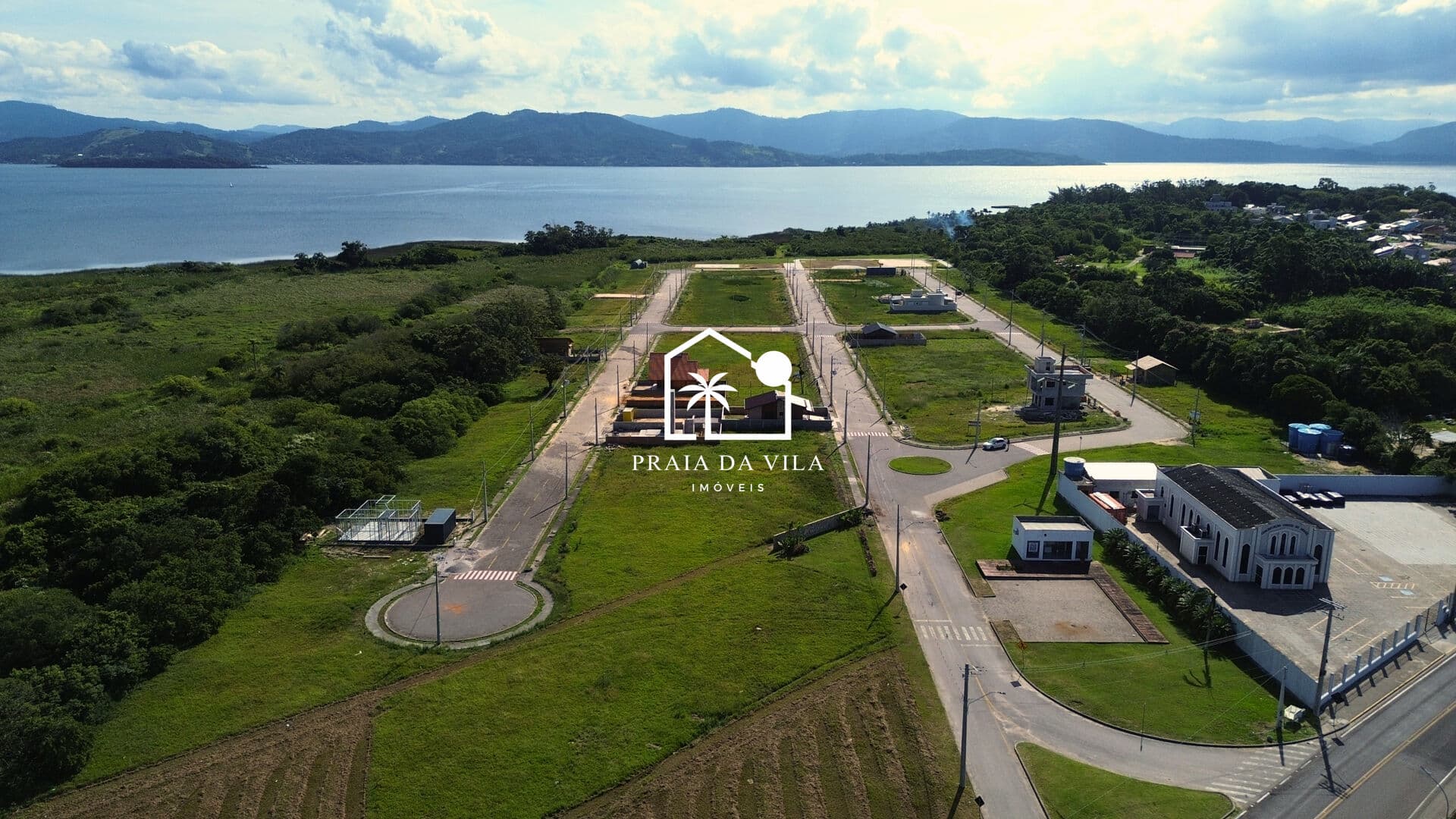Terreno em Loteamento Planejado Próximo à Lagoa