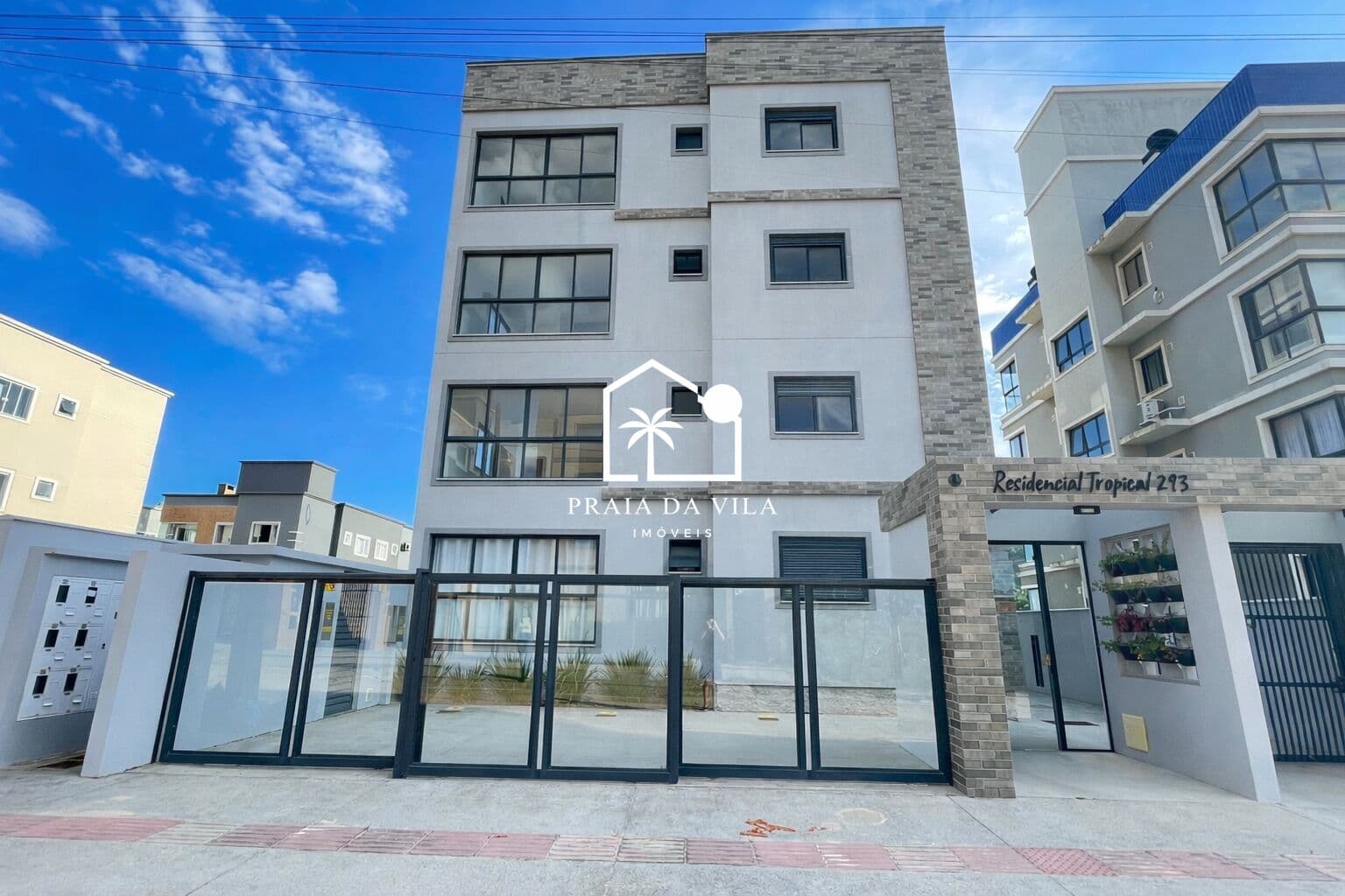 Apartamento com 2 dormitórios, sendo 1 suíte, no bairro Village